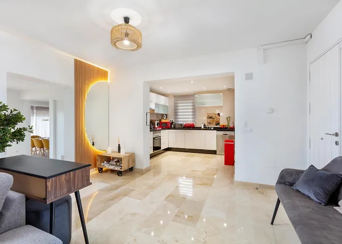 First Row * 에스테포나